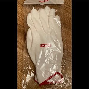 NWT supreme gloves